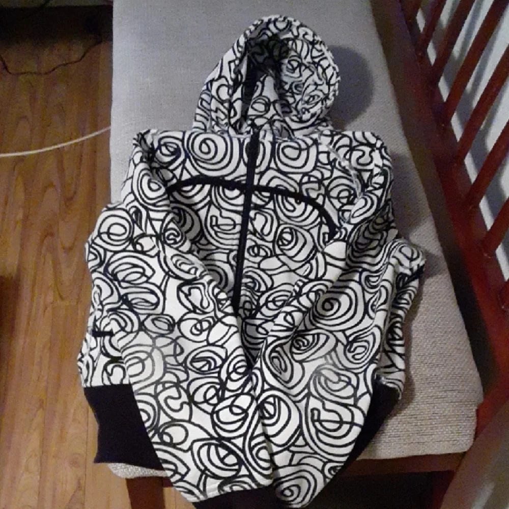 Lululemon Scuba - Picture 1 of 6